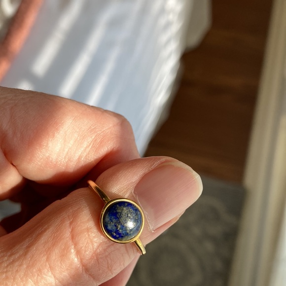 Size 7 gold ring with Lapis Lazuli stone. - Picture 3 of 4